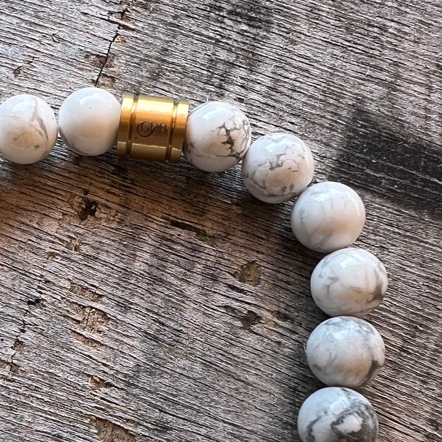 Genuine stone bracelet with versatile everyday design