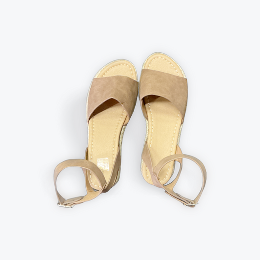 Womens summer sandals with versatile casual design